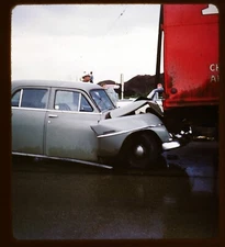 Stereo realist slide - Car accident !! - 1950s red border Kodachrome