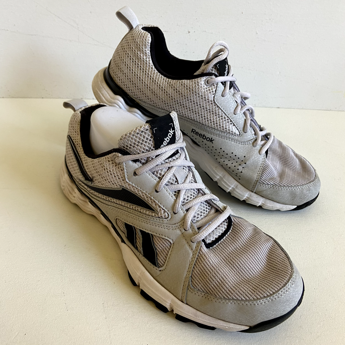 Reebok Gray and White Running Shoes sz 8 Amazon.com | Reebok Women main image 2