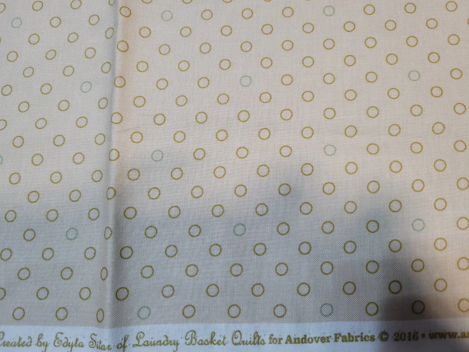 Желтовато-коричневая и шалфейная ткань с кругами на бежевой хлопчатобумажной ткани от Andover Fabrics 1 ярд - Изображение 3 из 4