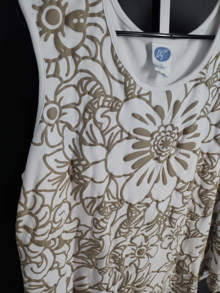 Tanque con estampado de flores dobladillo vieira DG2 por Diane Gilman - 3x - Beige  Foto 3 de 4