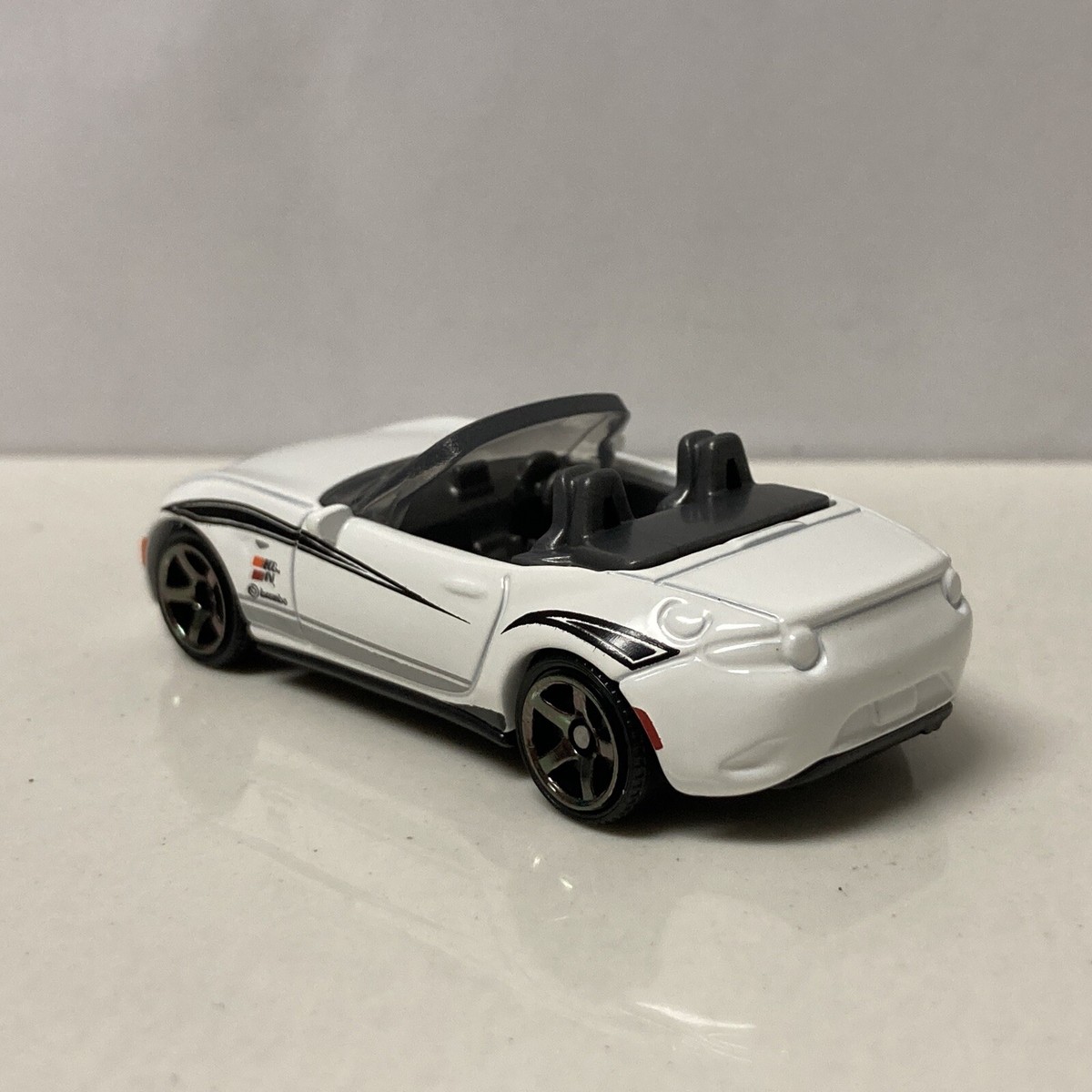 2015 15 Mazda MX-5 Miata ND Collectible 1/64 Scale Diecast Diorama