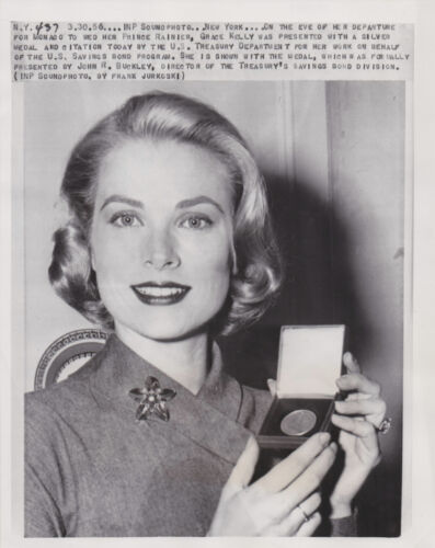1956 Press Photo Actress Grace Kelly with US Treasury Savings Bond Silver Medal - Picture 1 of 2
