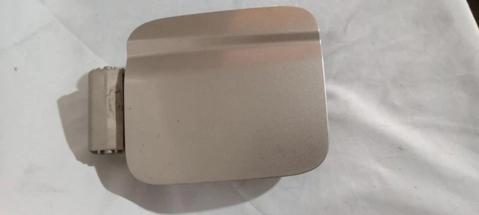 05-08 KIA SPECTRA 5 HB Fuel Tank Door Silver MET 69510-2f200 - Image 2 of 4