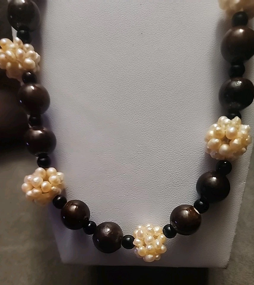 Collar de cuentas marrón y negro con flores de perlas y broche de plata de ley 925 Foto 3 de 4