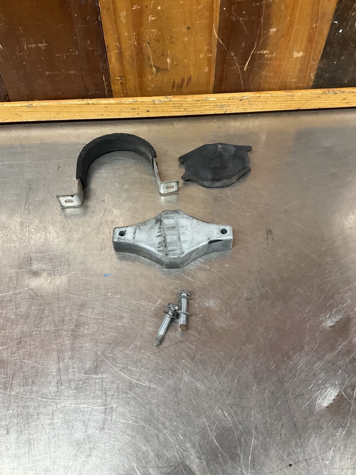 MG MGB 68-80 • Correa y soporte de montaje original del motor del limpiaparabrisas. Usado. JMG8 Foto 2 de 4