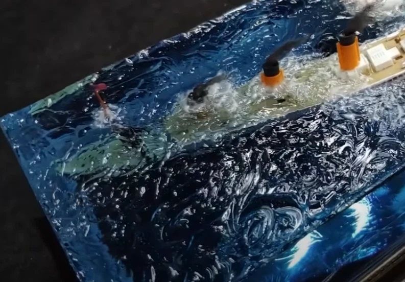 Lámpara de resina Titanic Hunding Diorama, lámpara de mar azul profundo, Titanic, diorama del océano Foto 4 de 4