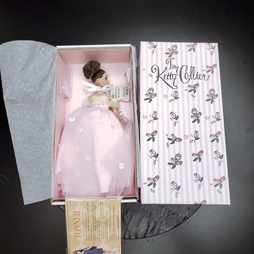 Poupée Tonner Tiny Kitty Collier - Robe Rose Fleurie 2004 - Édition Limitée 2000