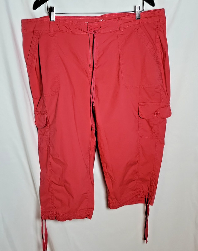 St. John's Bay Women's Rose Size 22W Cargo Capris