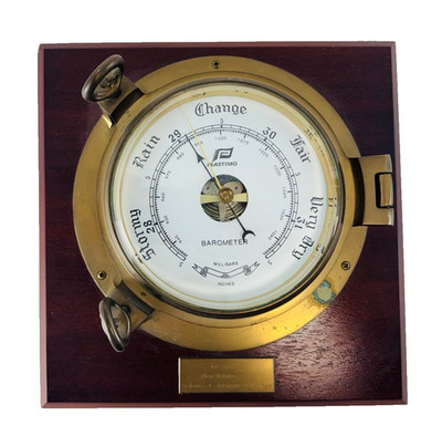 Plastimo Bullaugenbarometer aus massivem Messing auf Holzplakette montiert 