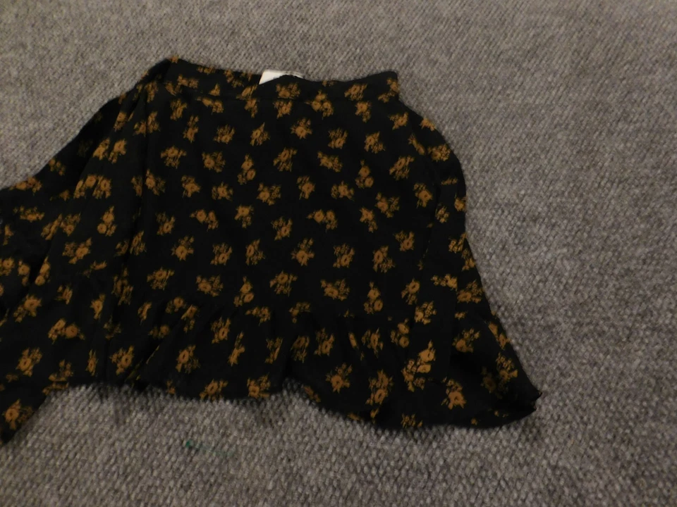 Falda Hollister Mujer Extra Pequeña Negra Floral Foto 2 de 4