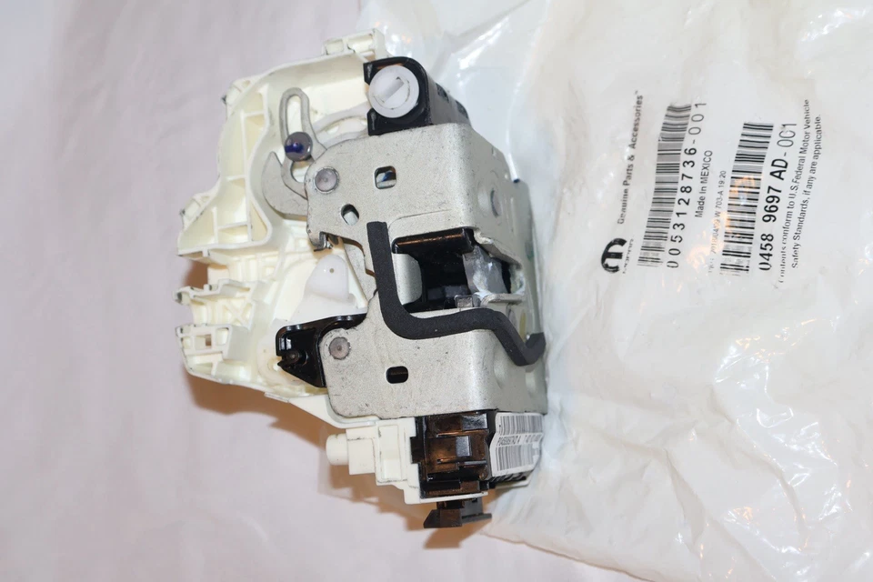 Conjunto de pestillo de puerta lateral del conductor trasero Chrysler / Mopar 04589697AD 2011-2014 nuevo Foto 3 de 4
