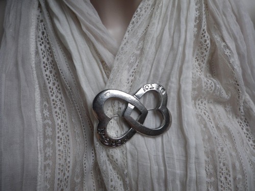 Broche Vintage En Métal Argenté – Superbe Pièce Rétro, Occasion Portée