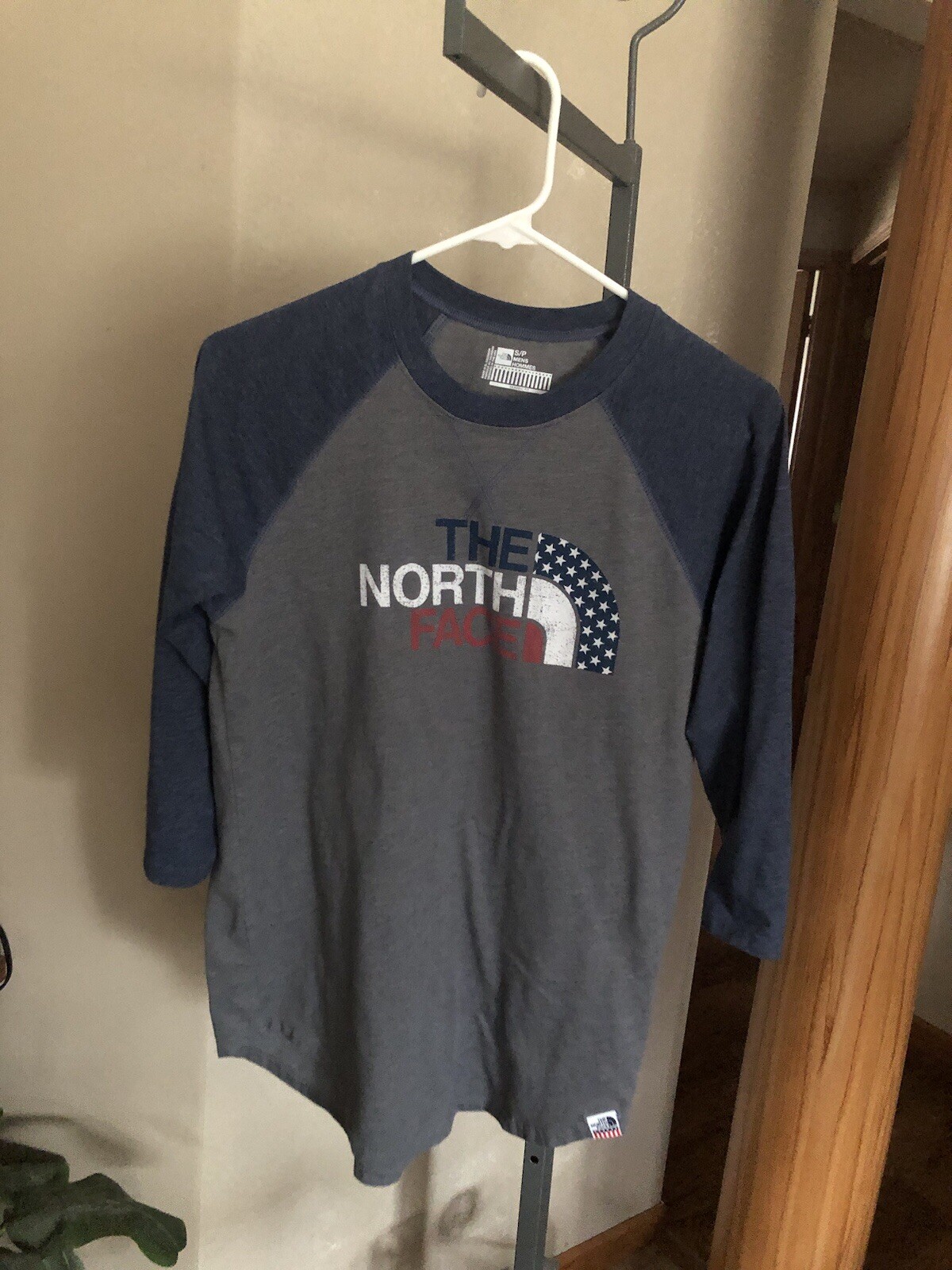 Mens The North Face Red White Blue Raglan 3/4 Sleeve Shirt size S EUC