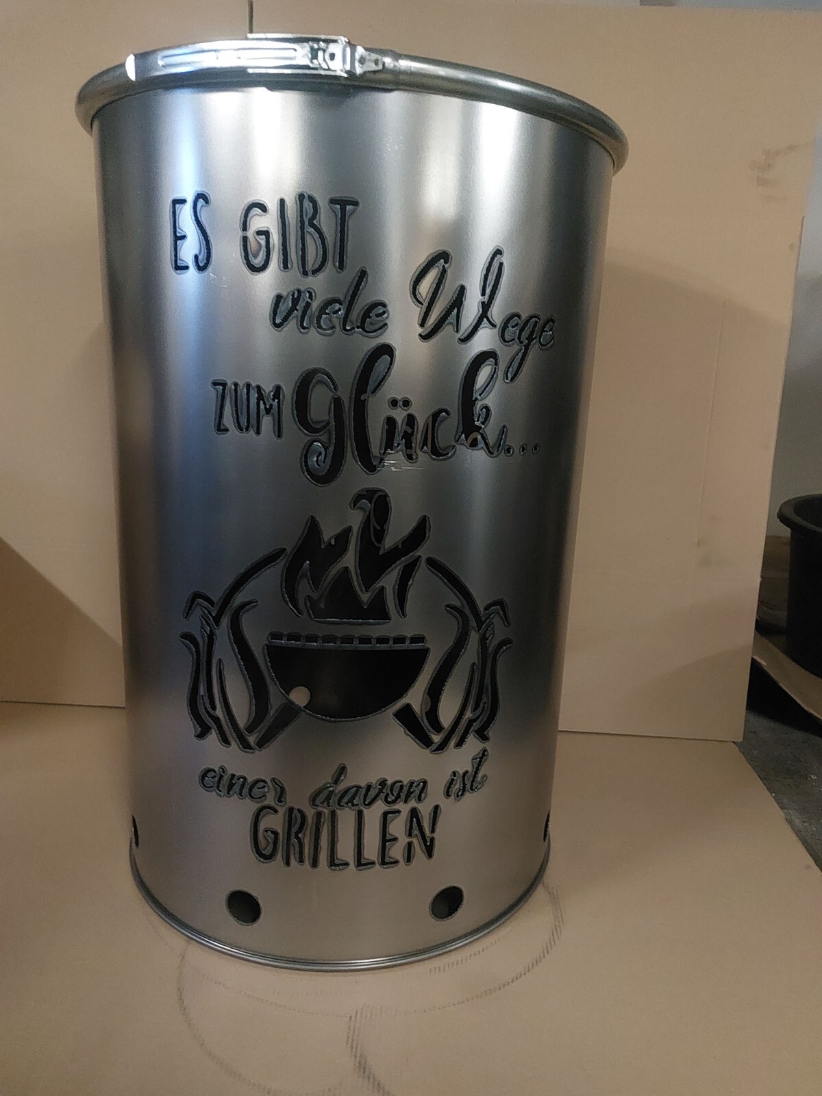 Feuertonne mit - Grillen - Motiv, aus NEUEM 200L Ölfass, Feuerkorb