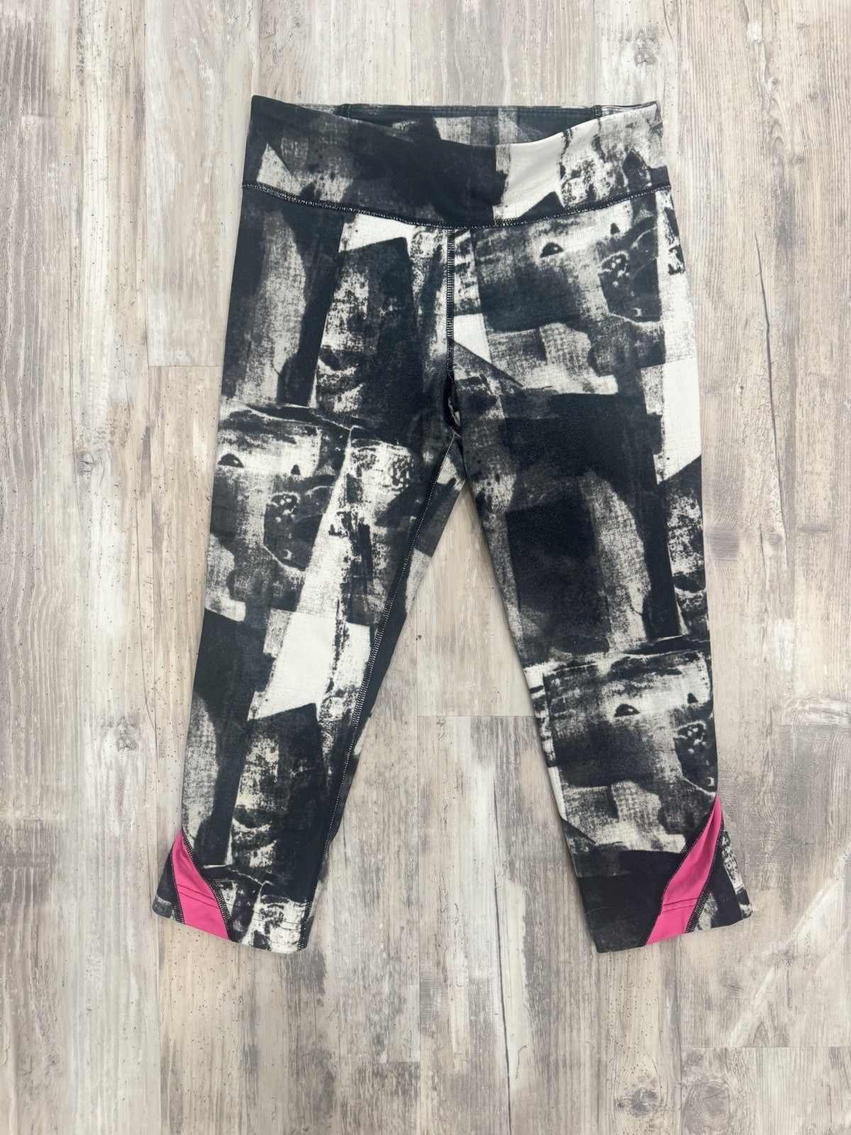 Under Armour Heat Gear Women’s Capri Leggings Size Small Gray Design With Pink