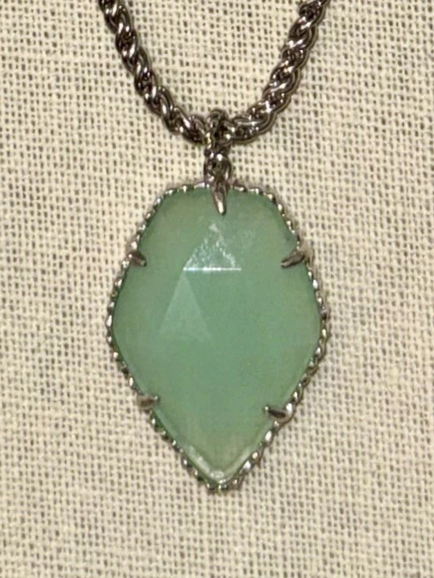 Collar Colgante Kendra Scott Calcedonia Largo Tono Plata Foto 3 de 4