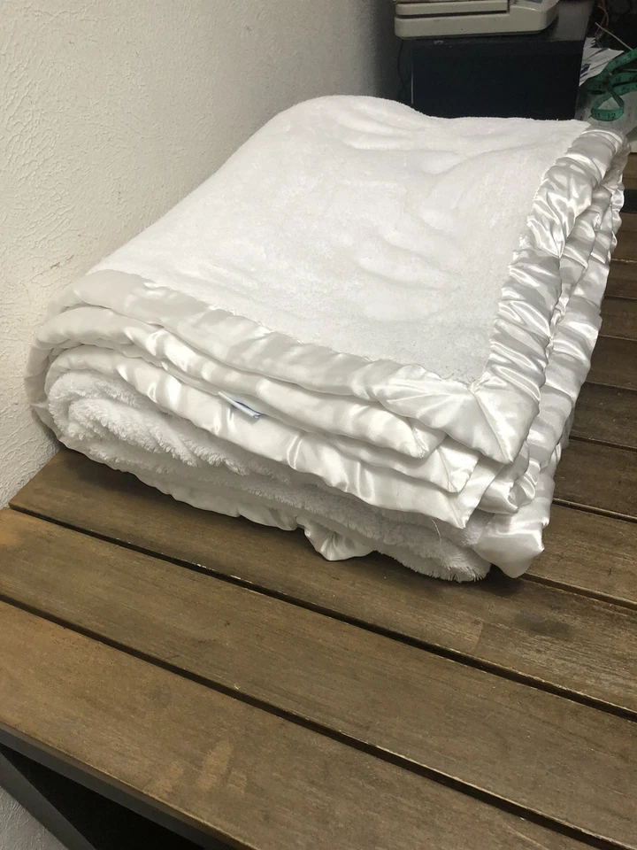 Simply Shabby Chic TWIN Plush White Blanket Satin Trim Rachel Ashwell 2Ply 69x91 - Image 2 of 4