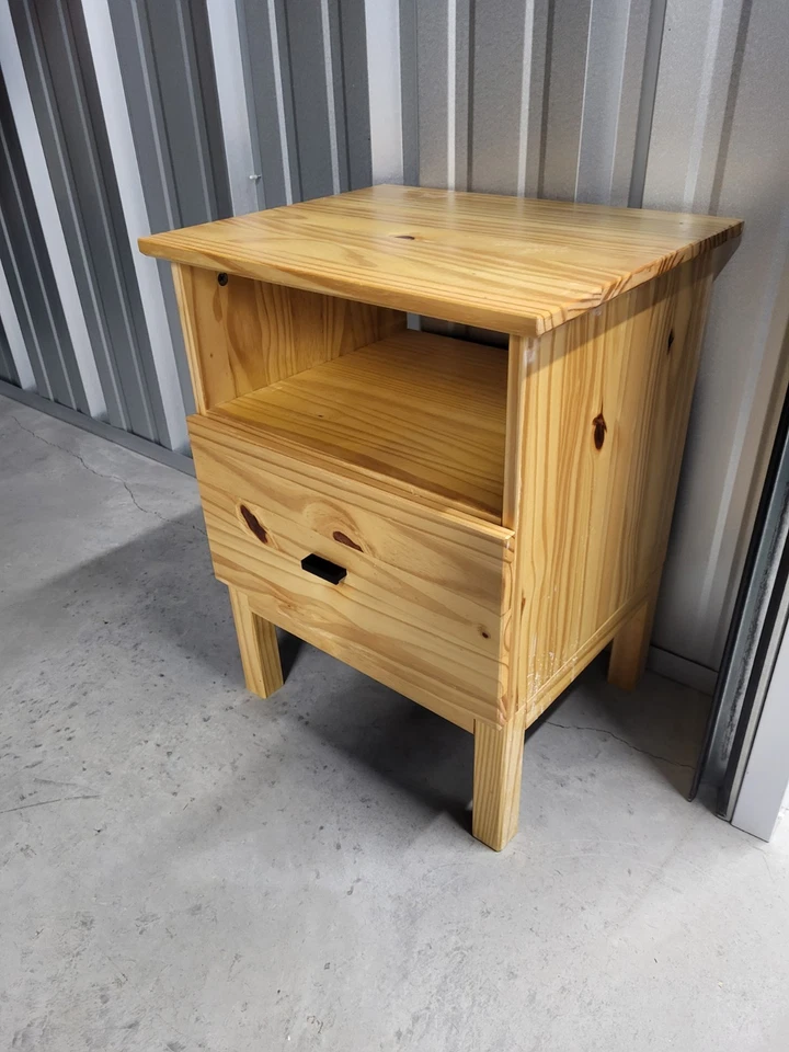 Mesita de noche IKEA Tarva Mesita de noche con cajón y asa negra Foto 2 de 3