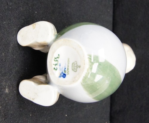 ROYAL COPENHAGEN Porcelain Figurine #3542 Boy With Beach Ball 6.75" - Picture 5 of 5
