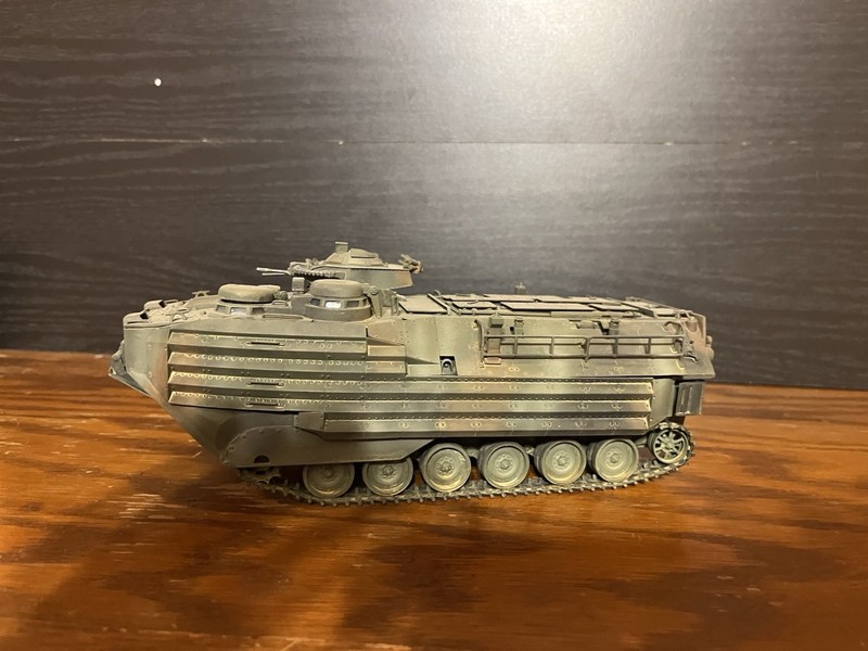 Built 1/35 AAVP-7A1 With EEAK Amtrac  US Marines