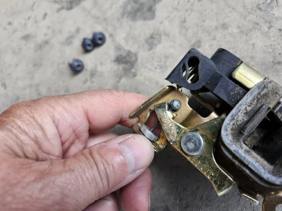 Pestillo de cable de manija de puerta de granero trasero Ford Excursion 2000-2005 con bola de metal OEM Foto 3 de 4