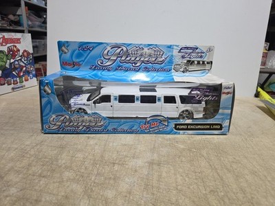 1:24 Maisto Playerz Luxury diecast FORD EXCURSION LIMO (WHITE