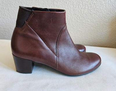 Ecco  brown leather boots. sz37. very gently used