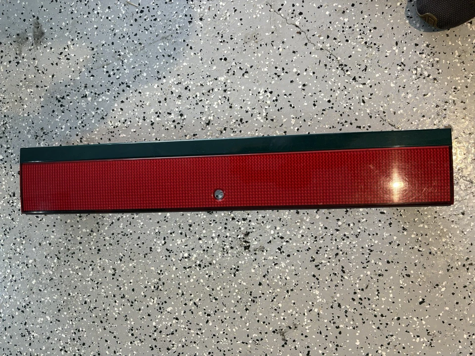 Dodge Stealth 1991-1996 reflector central trasero acabado panel cola OEM 132-37598 Foto 3 de 3
