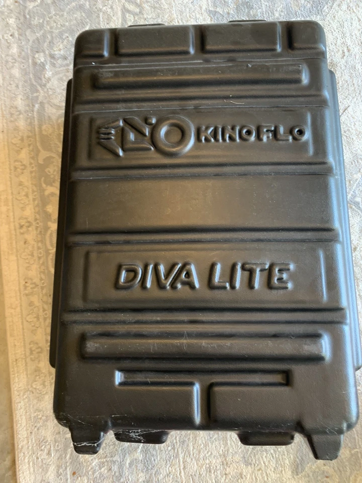 Kino Flo Diva-Lite 201 Two Light Kit + Hard Case Bulbs + Flozier  - Image 4 of 4