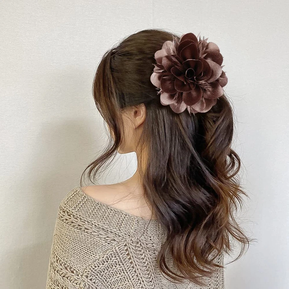 Paquete de 4 pinzas para el cabello de plástico con flores florales de rosa satinada grandes pasador... Foto 2 de 4