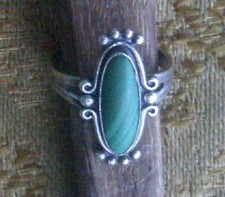 SZ 8 STERLING SILVER with GREEN MALACHITE RING 1" LONG APPROX 4 GRAMS UGOT2C 
