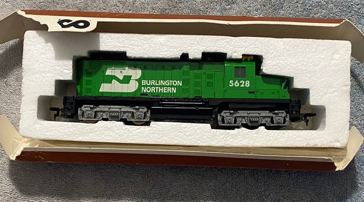 TYCO HO scale 5620 BURLINGTON NORTHERN 5628 GP-20 DIESEL