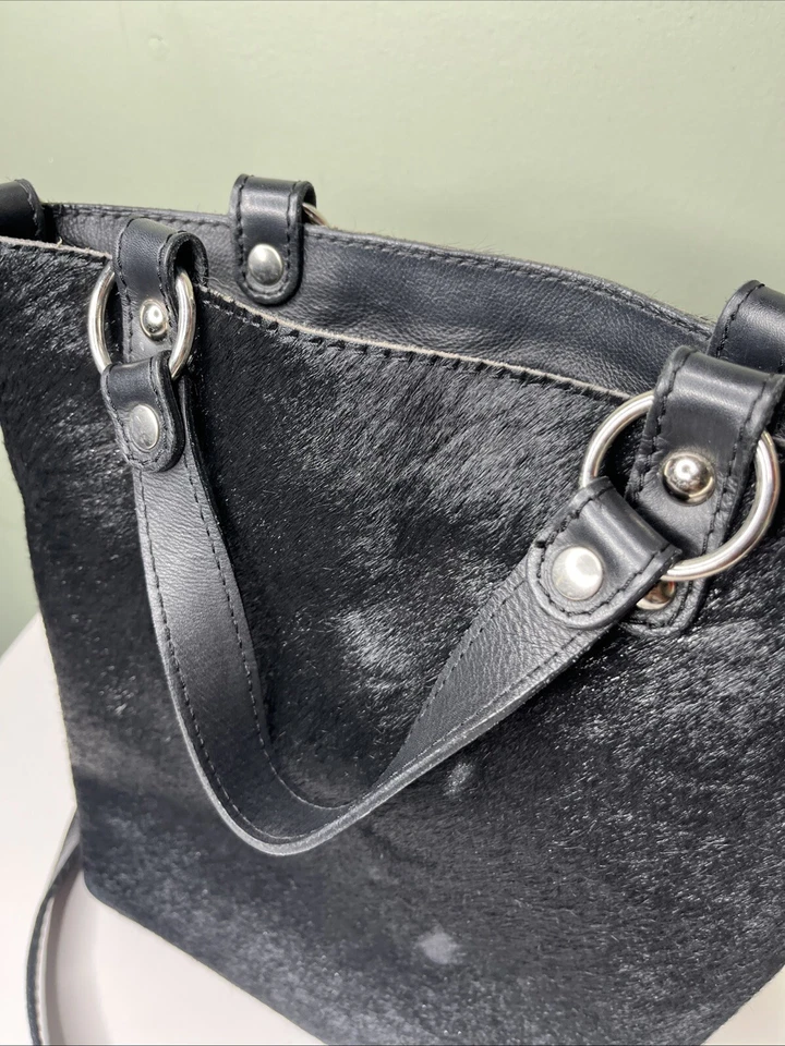 Bolso cubo pequeño de cuero de vaca Maurizio Taiuti con correa para el hombro Foto 2 de 4