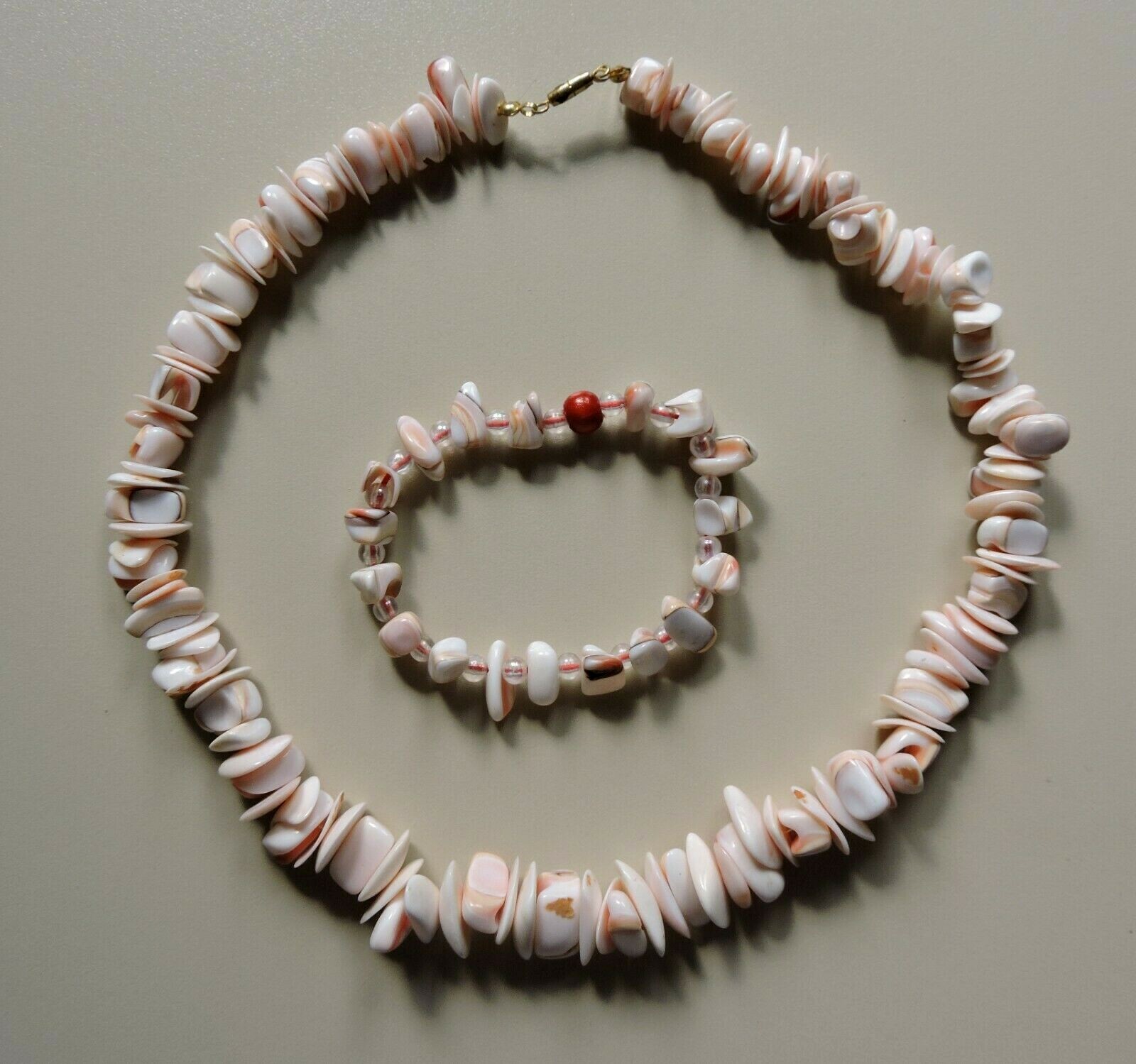 Ausgefallenes Schmuckset - Halskette und Armband - aus Tagua Nuss?