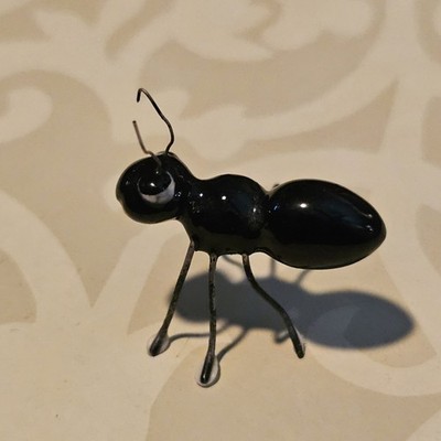 VINTAGE Retired HR Hagen Renaker Ant with Wire Legs and Antenna.  GREAT FIND!