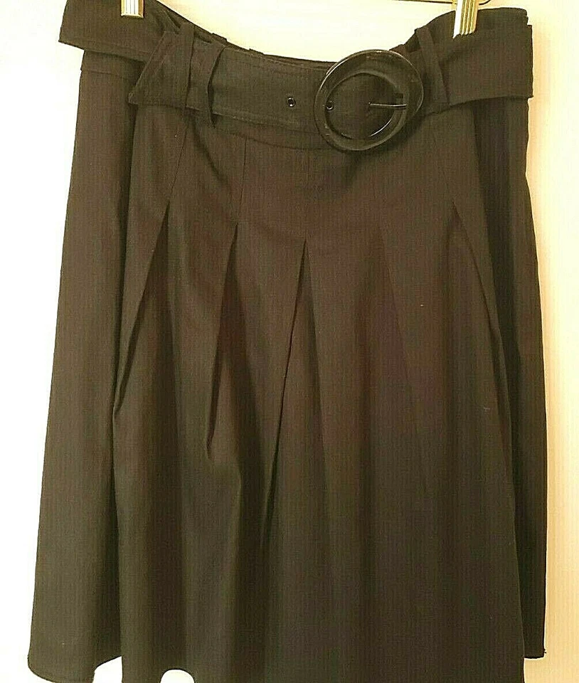 Falda Cache para mujer negra plisada hasta la rodilla mezcla de lino con cinturón de tela pequeña Foto 2 de 4