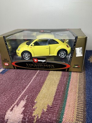 Burago Yellow Volkswagen New Beetle 1998 1:18 scale Car - New in