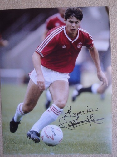 CHARLTON ATHLETIC SIGNED ROBERT LEE FOOTBALL PICTURE 16 X 12 COLOUR LARGE