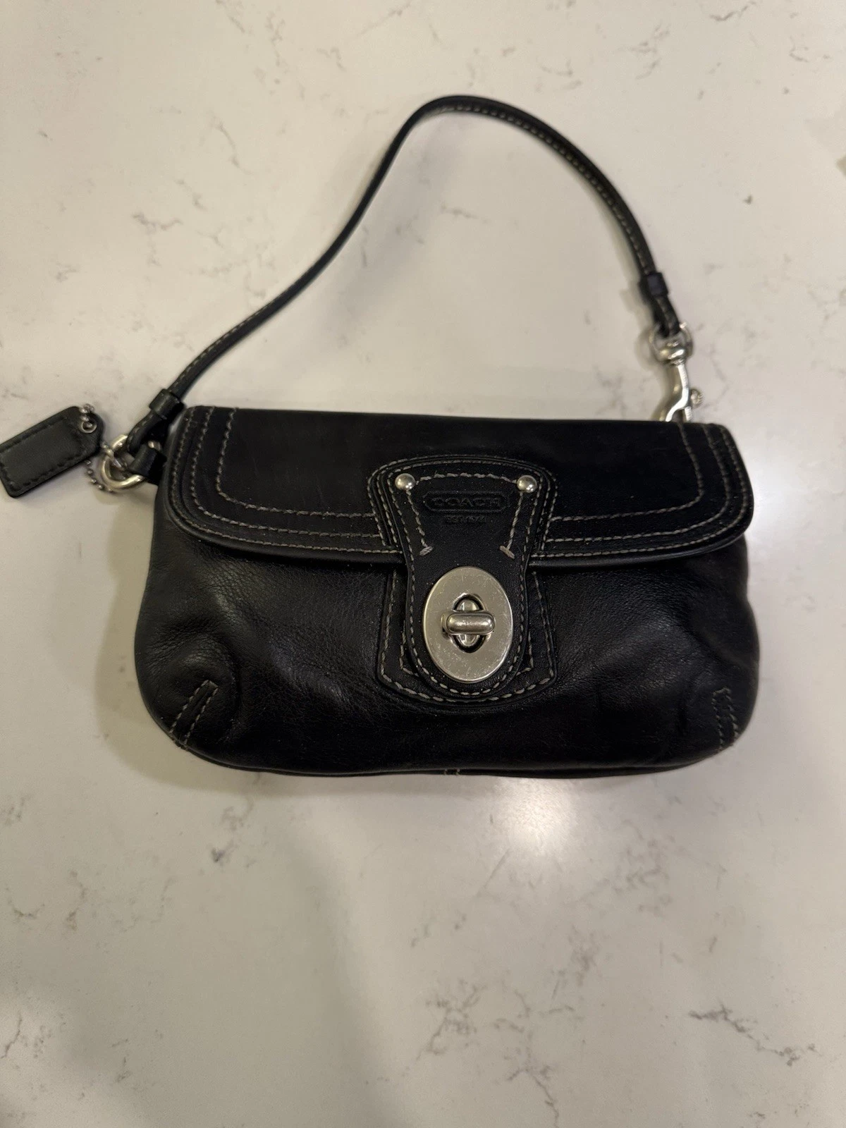 Autentico braccialetto COACH Legacy Capacity in pelle nera chiusura girevole tasca zip superiore