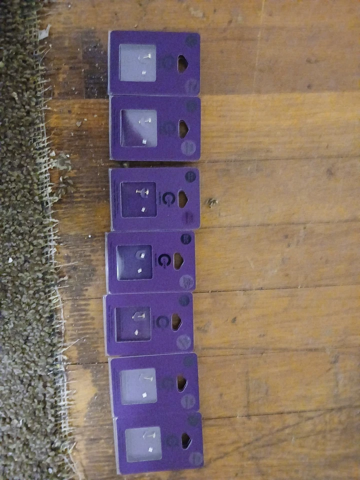 Lote a granel de (7) pendientes de lujo de Claire's circonita cúbica 20 g 0,8 mm. Titanio recubierto de color Foto 2 de 3