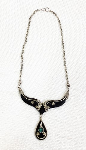 Artisan Tibetan Silver Inlay Horn &  Small Malachite Cabachon Necklace - Bild 1 von 4