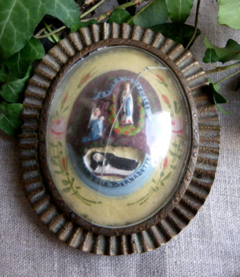 ALTES MEDAILLON SOUVENIR DE LOURDES, JUNGFRAU MARIA, AUS BEMALTEM GIPS - ENDE 19. Jh.