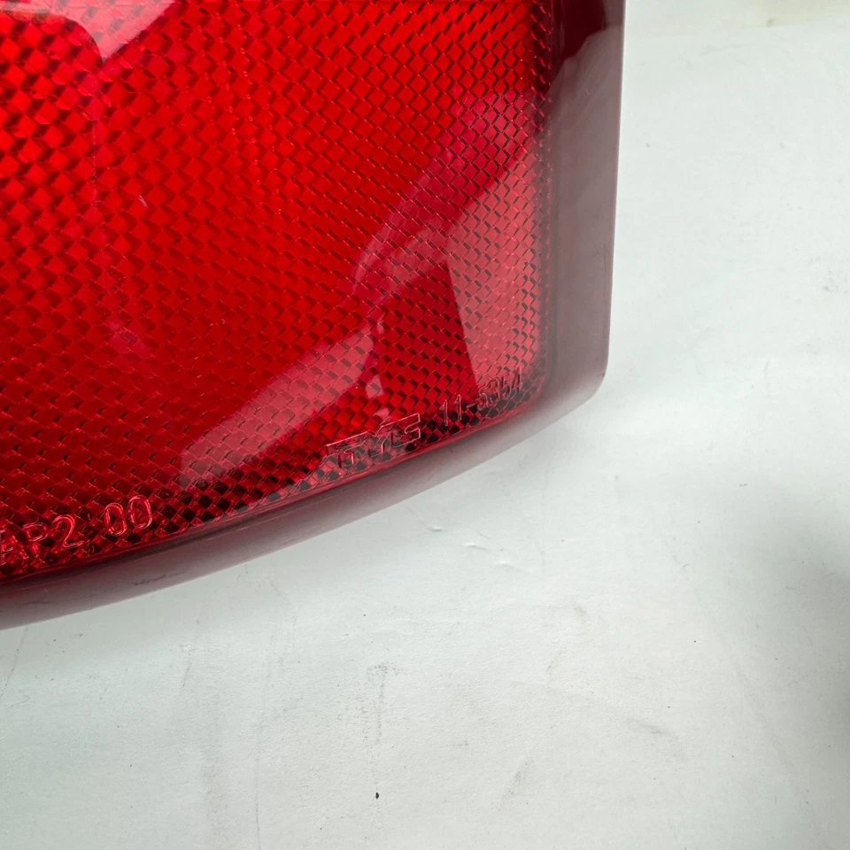 Lámpara de luz trasera izquierda del lado del conductor TYC CAPA para GMC Yukon XL 1500 2000-2003 Foto 3 de 4