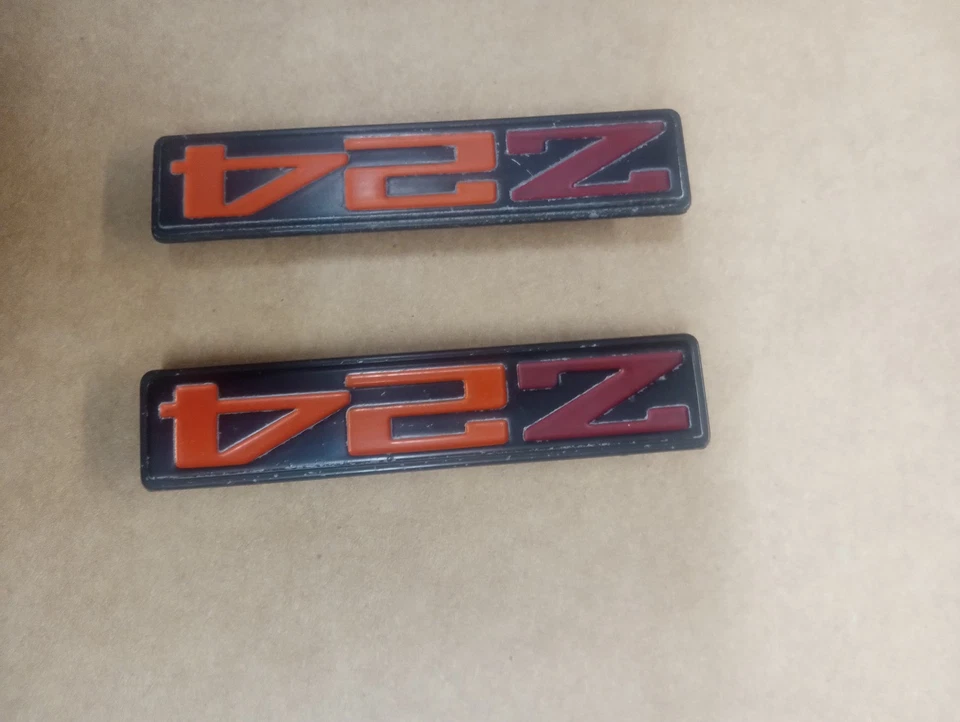 Chevrolet Chevy Cavalier Z24 1986 1987 panel de puerta emblema 20597750. Foto 2 de 4