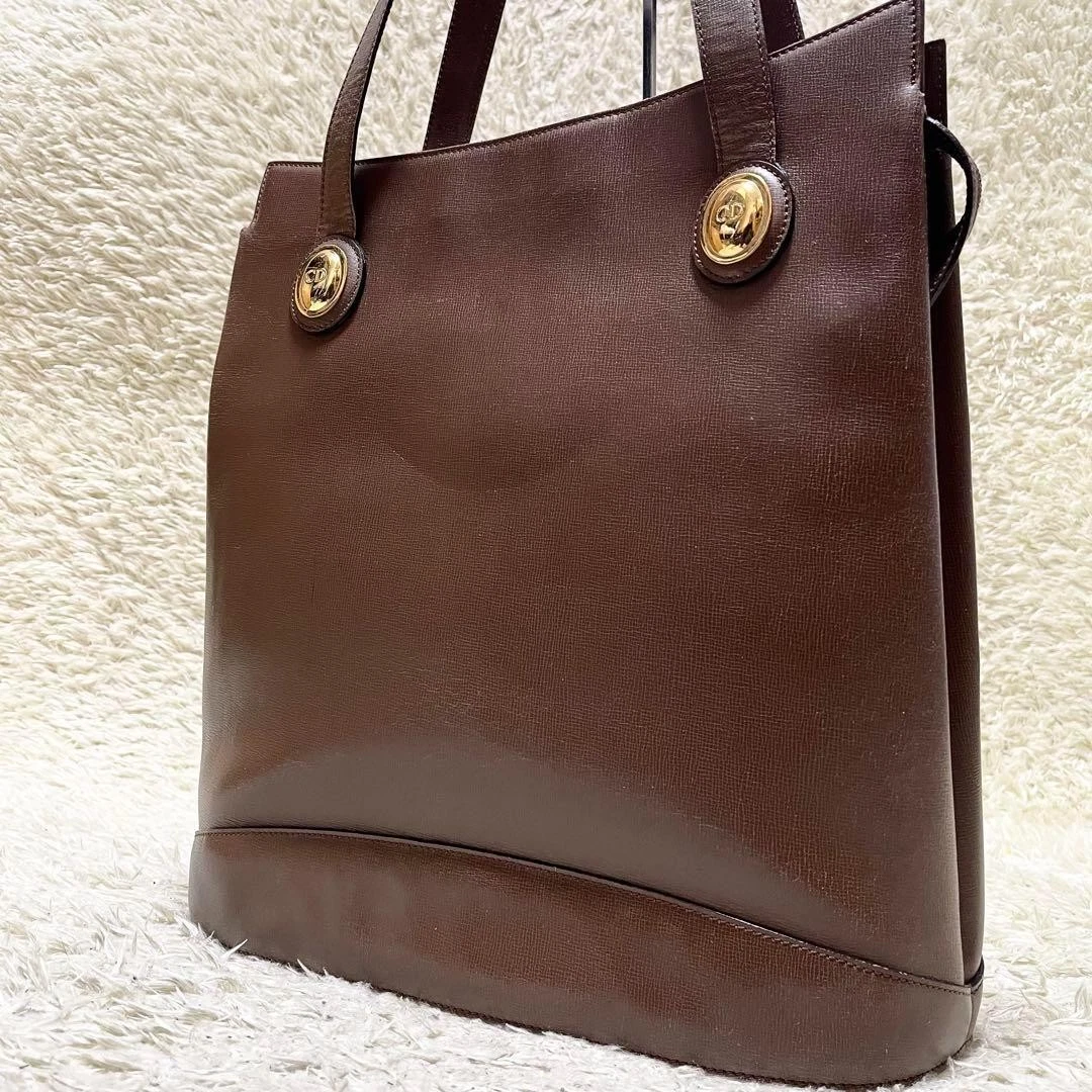 Grand sac fourre tout Dior taille A4 disponible cuir logo quincaillerie CD logo marron
