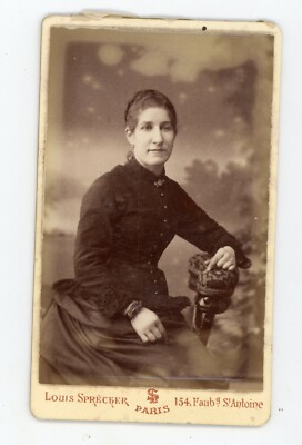 FOTO CDV Sprécher in Paris, eine Frau posiert sitzend Kleid Mode Frisur