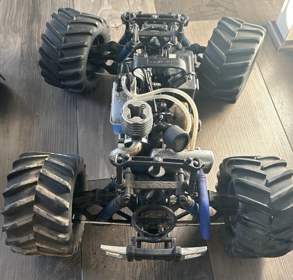 Traxxas T-Maxx Nitro 4WD 遥控卡车 – 未测试,额外零件,无控制器 — 第 2/4 张图片