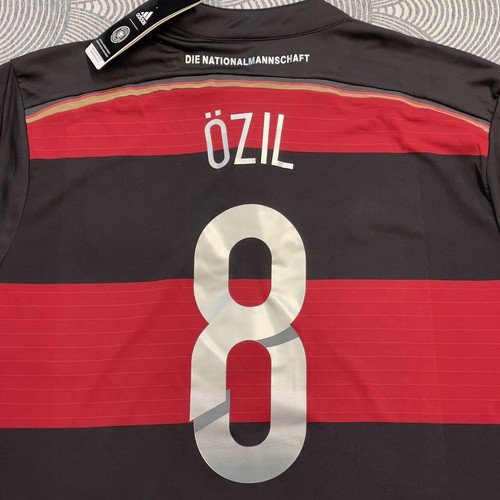 Camiseta retro visitante Ozil #8 Alemania 2014-15 colorblock rojo negro BQ4701 hombres XL NUEVA CON ETIQUETAS - Imagen 11 de 12