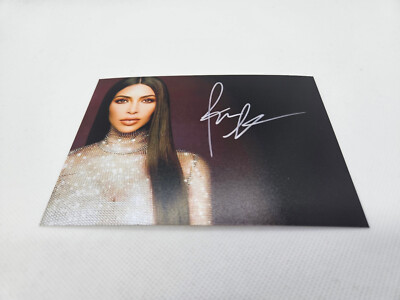 KIM KARDASHIAN Repro-Autogramm - ca. 10x14 - (207)