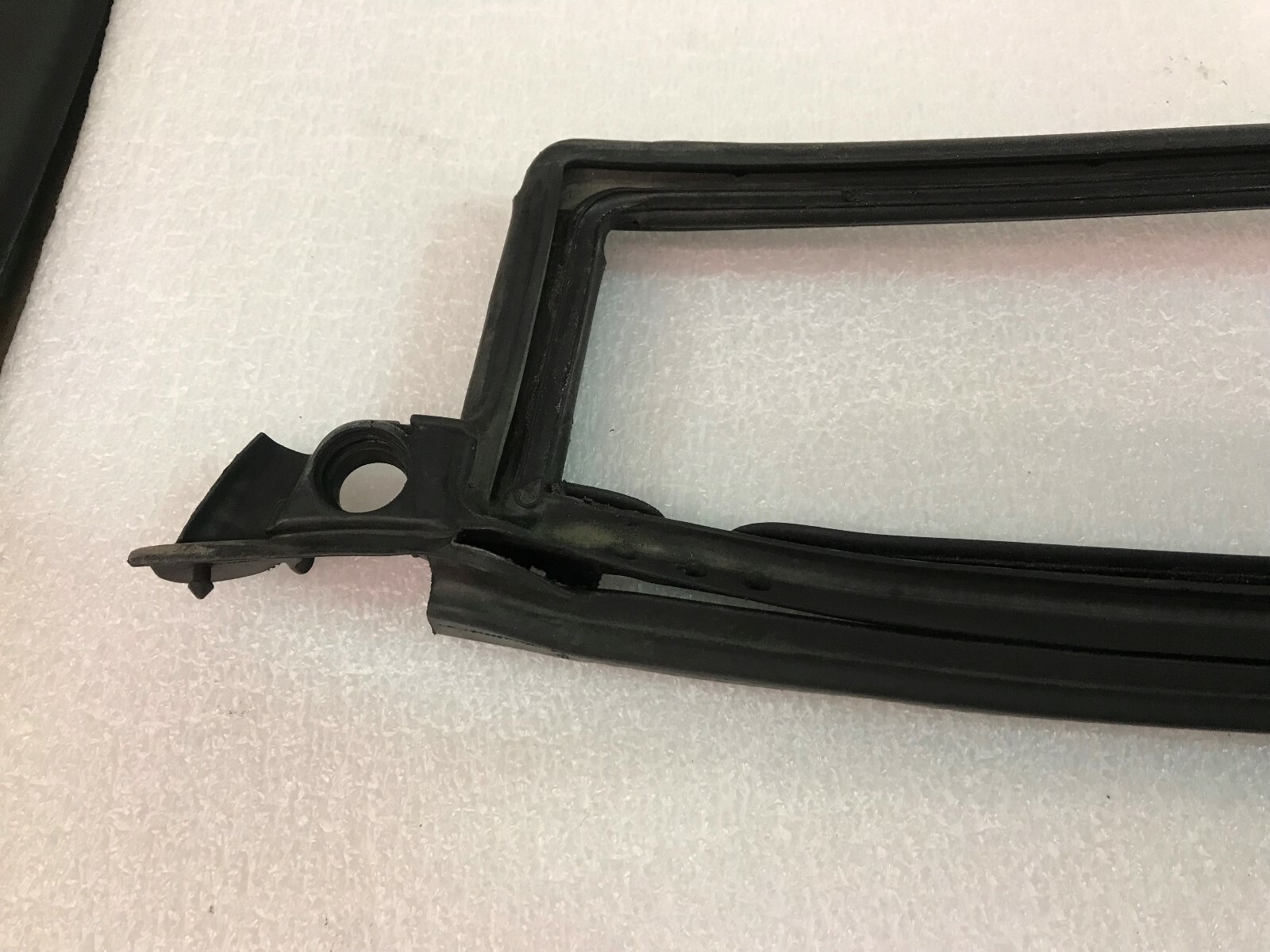 LAMBORGHINI GALLARDO SPYDER REAR WINDOW GLASS RUBBER GASKET SEAL OEM 407827460B